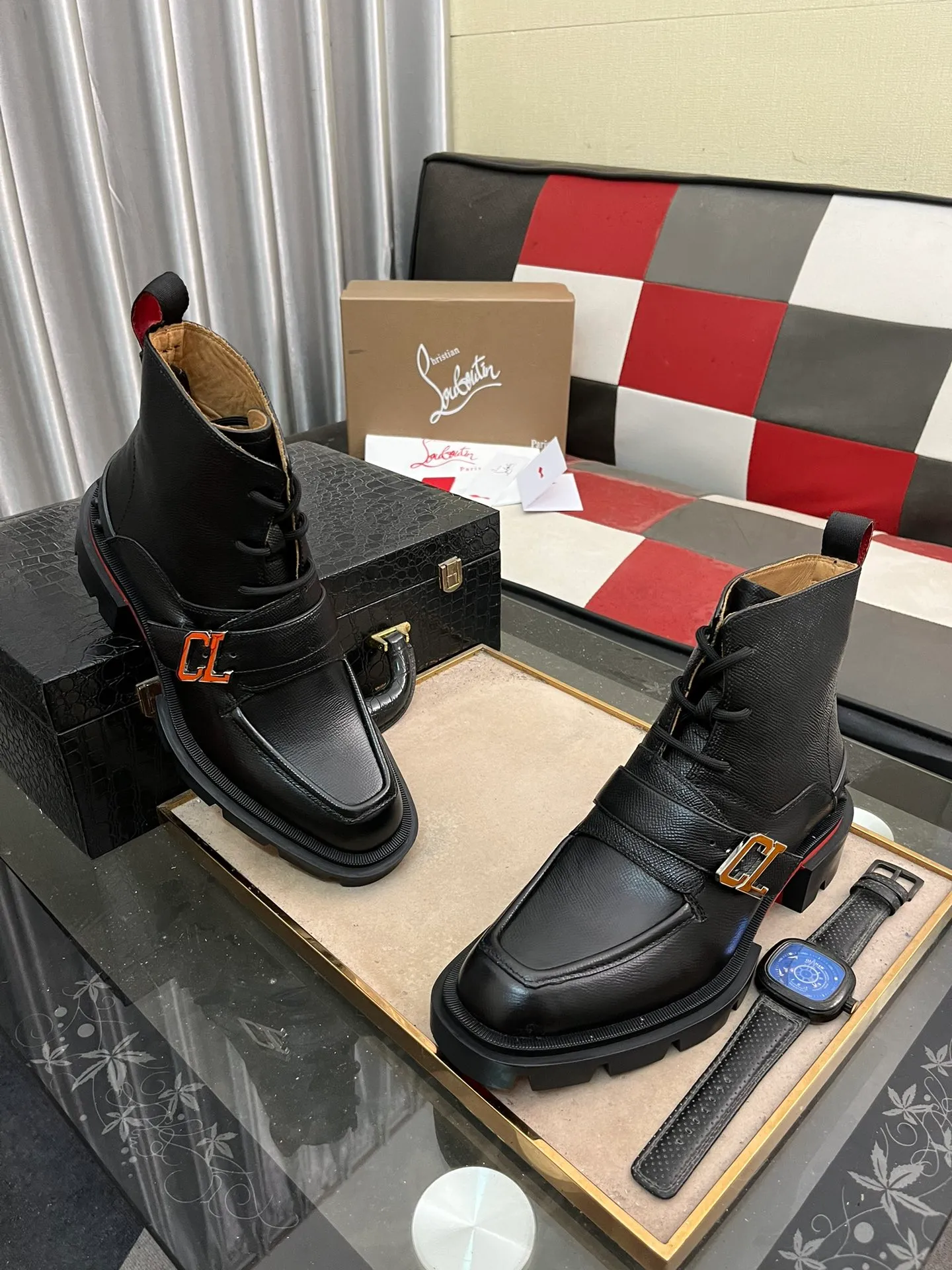 Men's shoes 💰880⌚️⌚️CL New formal leather shoes Christia* Loubouti* Red-soled shoes GREGGO men's Oxford shoes Made of imported cowhide/glossy patent leather/stitched contrasting high silk suede. Three-section toe design. Iconic red outsole, the ultimate personalized shoe. Original color cowhide lining. Original Italian leather outsole; fine workmanship brings you a luxurious experience. With its neat silhouette and straightforwardness, GREGGO men's Oxford shoes are Oxford shoes born for city roaming. The elegant lines and classic silhouette exude eternal charm. The black patent leather material is exquisite and eye-catching, adding a sense of luxury to the overall look. The slender toe design is full of elegance, and matched with closed shoelaces of the same color, the sophistication is invisible. The slim sole design provides the shoes with a light foot feel, elegant steps, and a refined and elegant look. Shows outstanding texture.  Standard leather shoe size: 38-44